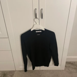 Zara tröja - Jättefin tröja från zara med knappar på sidorna. Bra skick förutom ett litet hål vid armen men det är inte man mäster när man har på sig tröjan💗Den ör egentligen L men passa mig som brukar ha S eller XS. Kom privat om ni vill ha bilder med tröjan på!