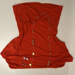 Röd tubtopp - Snygg röd tubtopp perfekt för sommardagar. Enkel design som passar till många olika outfits.  och har öppen rygg 