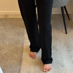 Svarta byxor från 157 - Snygga svarta byxor från 157 i storlek XS. Byxorna har en rak passform och är perfekta för en stilren look. De är tillverkade i ett mjukt material som ger en bekväm känsla hela dagen.