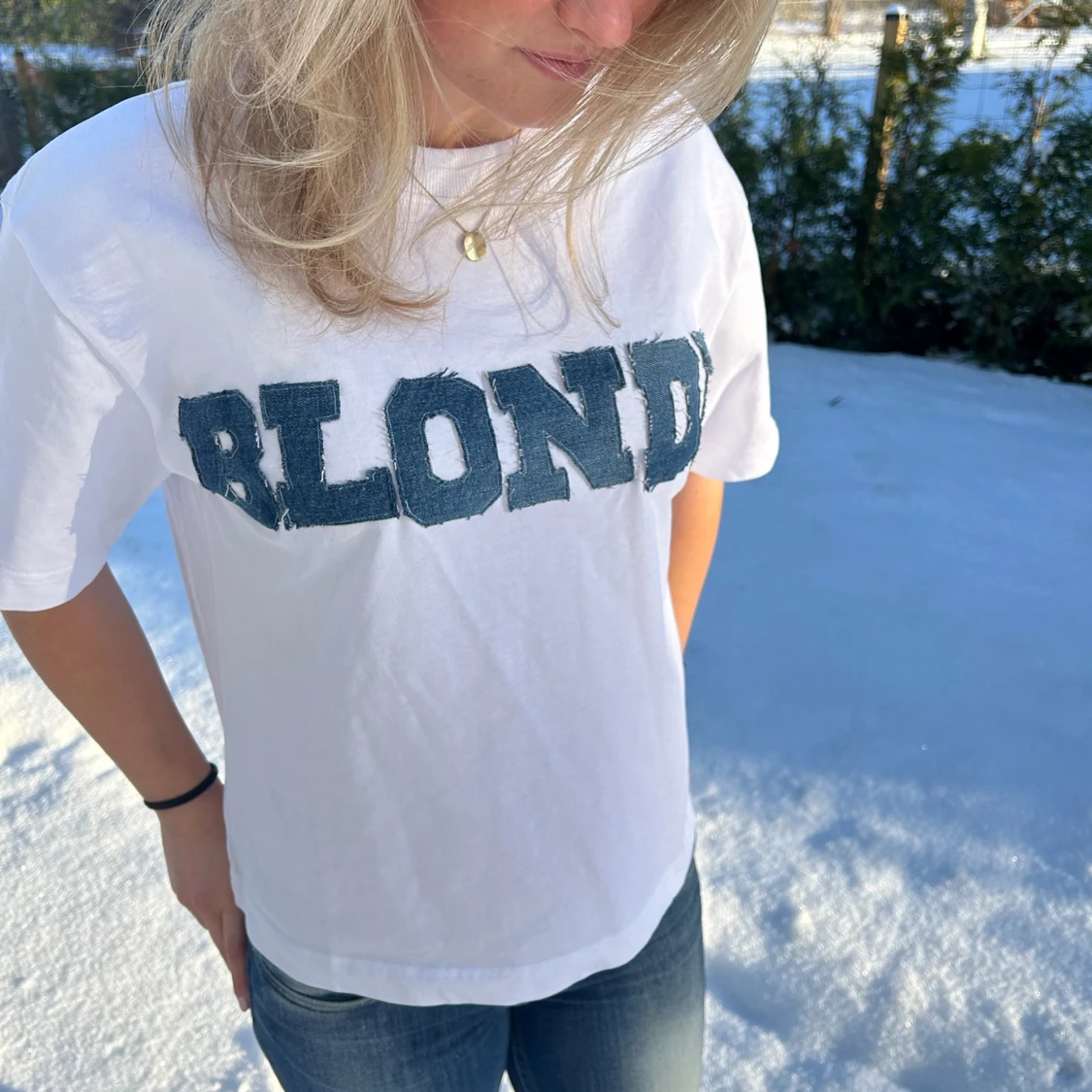 Vit t-shirt med denim text  - 2