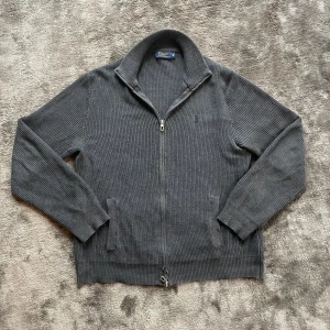 Ralph Laurent fullzip - Säljer fet Ralph lauren fullzip i storlek M. Gott skick och har mått på bild så ni kan se hur den passar