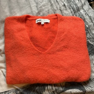 Orange tröja från ONLY - Otroligt fin passform och färgen är jättefin. Fått hur många komplimanger som helst. Köpt på Jeansbolaget, märke Only. 