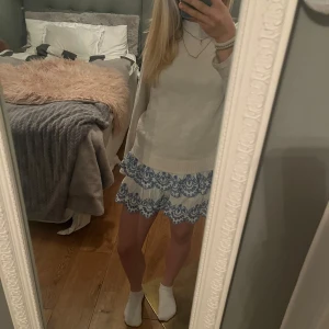 Vit kjol med blåa detaljer - En gullig vit kjol i storlek 146/152 med blåa detaljer, säljer då den inte kommer till användning längre. Bara använd ett fåtal gånger och inga större tecken på användning