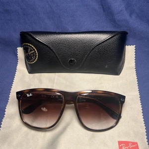 Bruna solglasögon från Ray-Ban - Snygga bruna solglasögon från Ray-Ban med en klassisk design. Perfekt för soliga dagar och kommer med ett stilrent svart fodral.