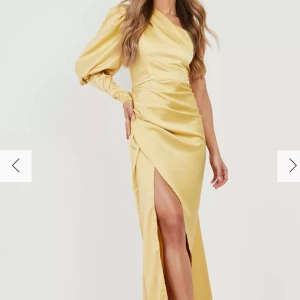 Balklänning one-shoulder - Guld långklänning i satin. Klänningen har en unik oneshoulder-design med en puffärm och knappar på ärmen. Perfekt för balen eller ett bröllop! Storlek 36 men passar 34❤️
