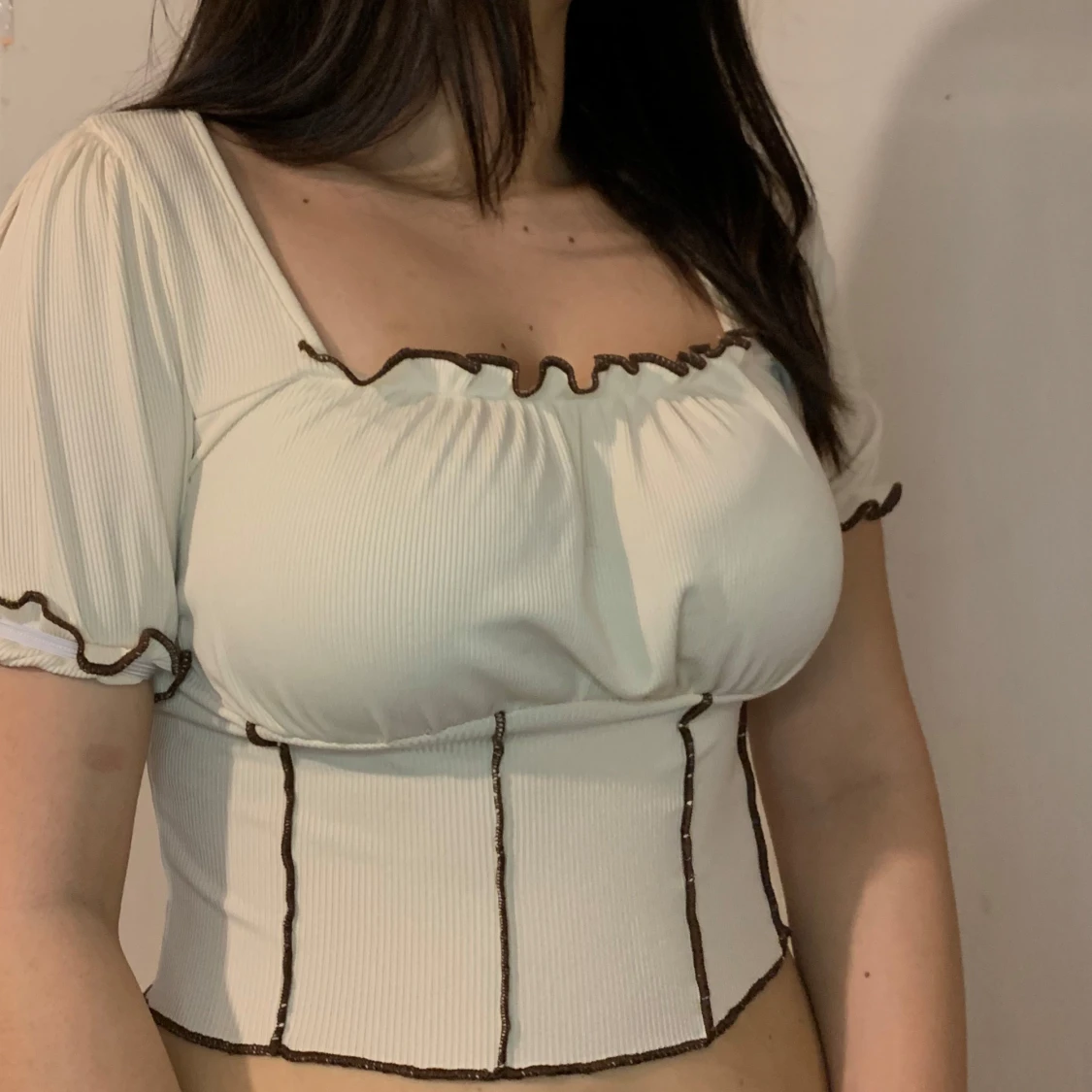 Vit ribbad topp med bruna detaljer - 1