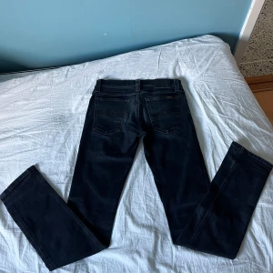 Nudie jeans - Hej säljer dessa nudie jeans i storlek 28/32 (passar 27/30) som nästan aldrig är använda. Jag är 175 och väger 60 och de sitter skinny och precis att de funkar på längden, så om du är 170-174 och väger runt 50 så borde de sitta helt perfekt! Pris kan diskuteras vid snabb affär, Skriv vid minsta fundering☺️