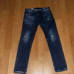 Replay RBJ.901 - Säljer dessa replay jeans i färgen blå storlek 30/32. Jeansen är i mycket bra skick nästan nya, har använts några gånger. Priset går att diskuteras vid intresse