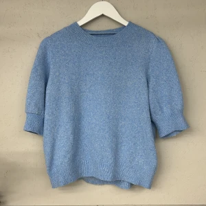 Ljusblå tröja från Vero Moda - Säljer en ljusblå tröja från Vero Moda. Tröjan har trekvartsärmar och är tillverkad i ett mjukt material som ger en skön känsla. Perfekt för en avslappnad stil. 💙