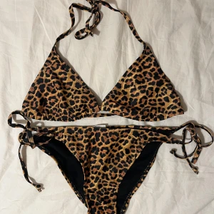 Leopard bikini - Snygg och trendig bikini med leopardmönster. ALDRIG använd eller provad!