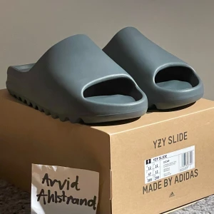 Yeezy Slide marine  - Säljer ett par dead stock (oanvända) Yeezy slide marine. De är väldigt små i storlekarna så de passar storlek 45 och 46