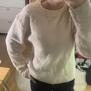 Ljusrosa stickad tröja - Mysig vit stickad tröja med rund halsringning och långa ärmar. Perfekt för kyligare dagar och enkel att matcha med olika outfits. Den är bara använd ett par gånger då jag inte gillade passformen, pris går att diskuteras💗💗