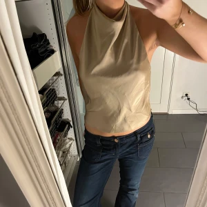 Zara topp - Snygg beige halterneck topp med öppen rygg, passar bra till fest🩷🩷