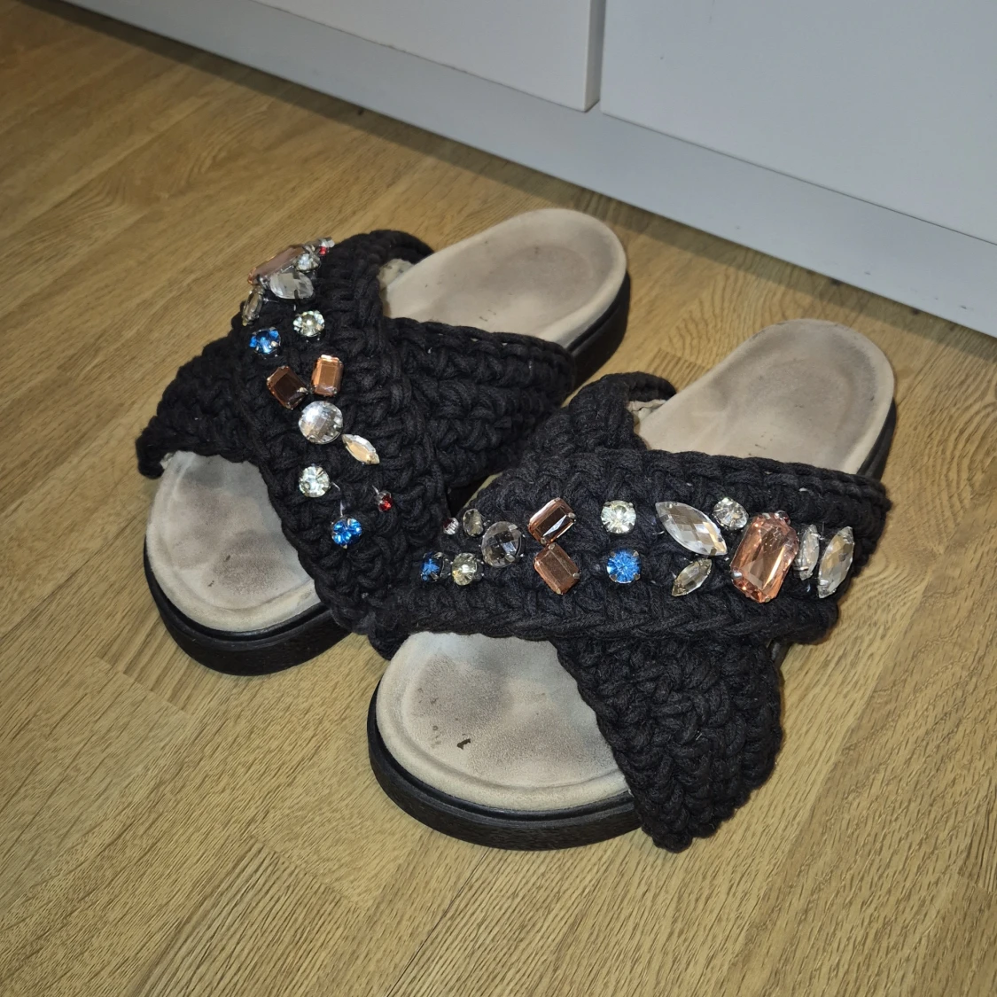 Inuikii Svarta sandaler med pärlor