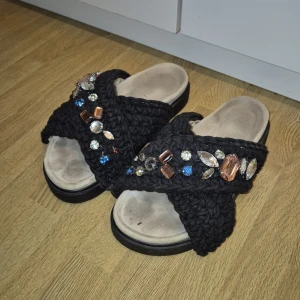 Inuikii Svarta sandaler med pärlor - Inuikii storlek 37. Använda en sommar.                  Unika svarta sandaler med korsade remmar, dekorerade med färgglada pärlor. 