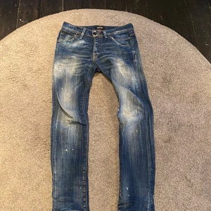 Limited edition Glenn slim - Snygga blå jeans från Jack & Jones med en sliten look och ljusa tvättade detaljer. Perfekta för en avslappnad stil. Passar till fest o vardag.