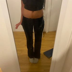 Svarta lågmidjade kostymbyxor  - Dessa lågmidjade svarta kostymbyxorna har en slits nedtill och är i mycket bra skick.