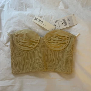 Zara topp - Topp från Zara med prislapp kvar! Storlek S. Jättefin men kommer inte till användning. 