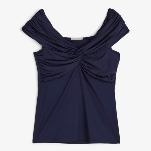 Mörkblå offshoulder topp - Snygg mörkblå offshoulder topp med en  twistdetalj framtill. Tillverkad i ett mjukt och stretchigt material som ger en bekväm passform. Sitter fint på! 