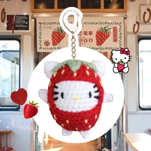 Strawberry Hello Kitty Nyckelring 🍓🕊️ - Handgjord Hello Kitty klädd som en jordgubbe! 🍓 Passar perfekt att hänga på väska, ryggsäck eller nyckelknippa! 💌 FRAKT 22KR via swish eller använd KÖP NU! Postas inom 5 dagar efter betalning ☺️