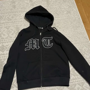 MT zip / shoptuttolente zip - Säljer en mycket populär MT zip från shoptuttolente, den är mycket fräsch. Äkta såklart 