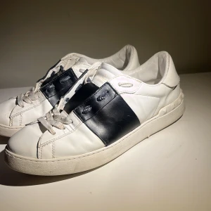 Valentino sneakers svart och vita - Snygga Valentino Open skor i svart och vit! Skorna är i stolek 40 och säljer för de är för små för mig. Om du undrar något om skorna så är det bara att skriva!