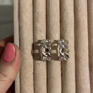 Coola silver örhängen!💕💕 - Sjukt coola örhäbgen, aldrig använda!❤️
