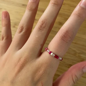 Rosa ring, pärlor - Egentillverkad ring av pärlor och ståltråd💕ca 7cm omkrets och ca 17mm diameter. Går att beställa i valfri färg/färger💅🏼