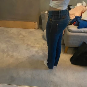 G star jeans low waist - Skit snygga och väldigt lågmidjade G star jeans. Dem är straight fit men perfekta om man vill sy om till bootcut också! Lite osäker på storleken då det inte fanns någon lapp men dem passar mig som har S. Helt oanvända. Pris går att diskutera😊