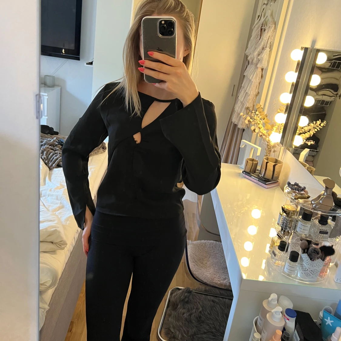 Svart blus med unik design - 1