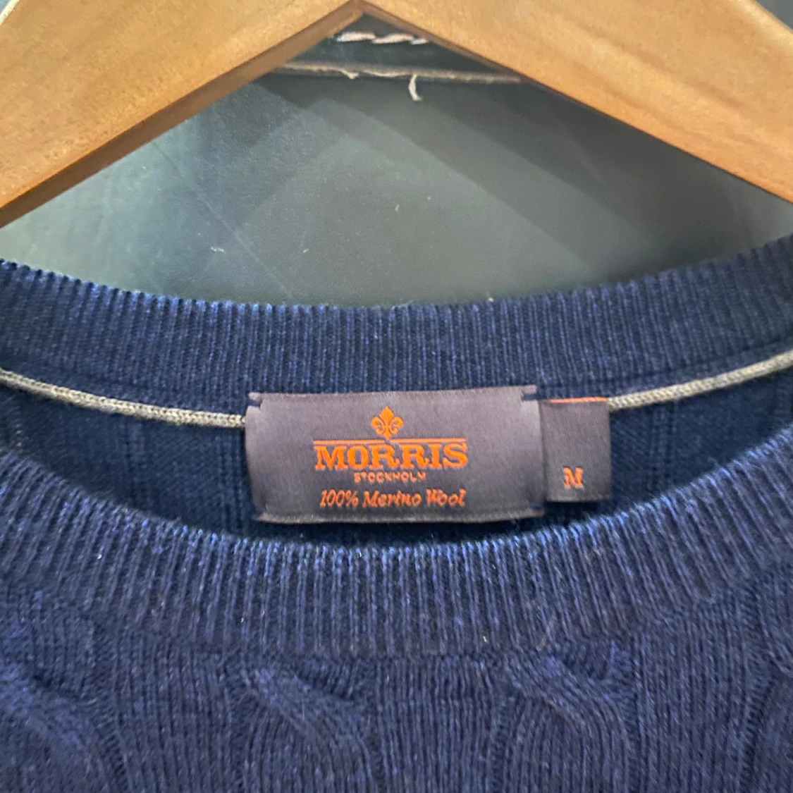 Mörkblå flätad tröja i merinoull från Morris - 3