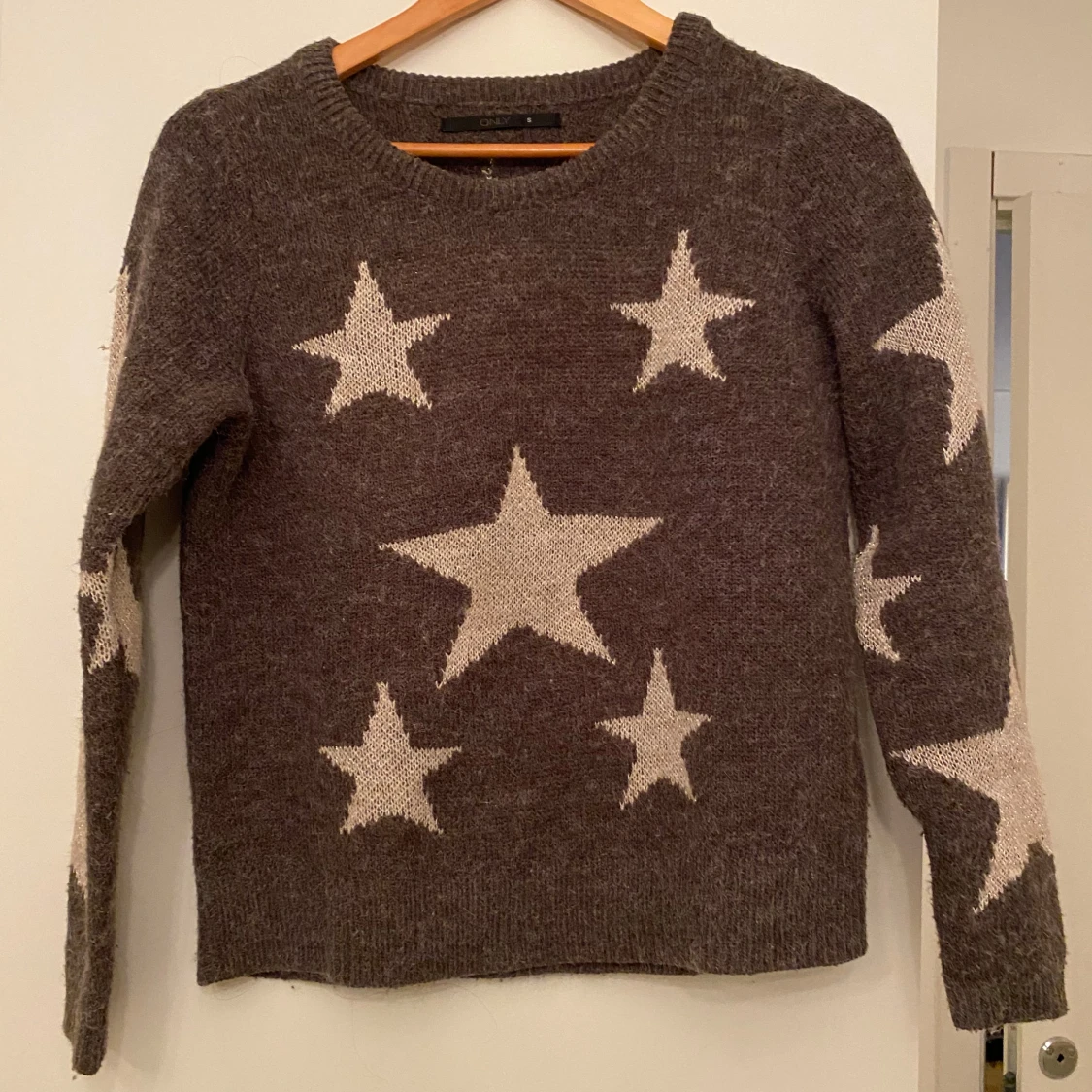 Gråbrun stickad tröja med stjärnor från ONLY - 1
