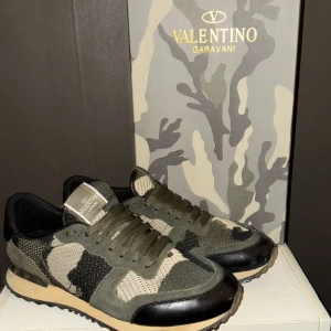Valentino Rockrunner sneakers i camouflage - Tja, säljer dessa skor från valentino, säljer för jag ska köpa nya skor. Skorna är nästan helt oanvända  haft de i 1 vecka. Kan göra rent sulorna rejält ifall någon köper. 