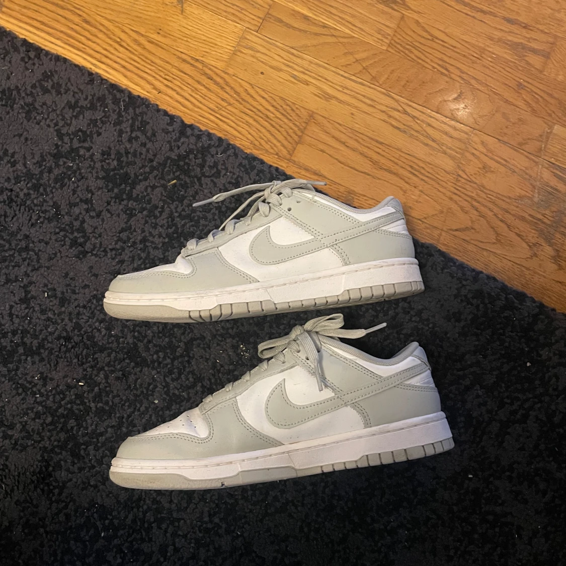 Grå och vita Nike Dunk sneakers