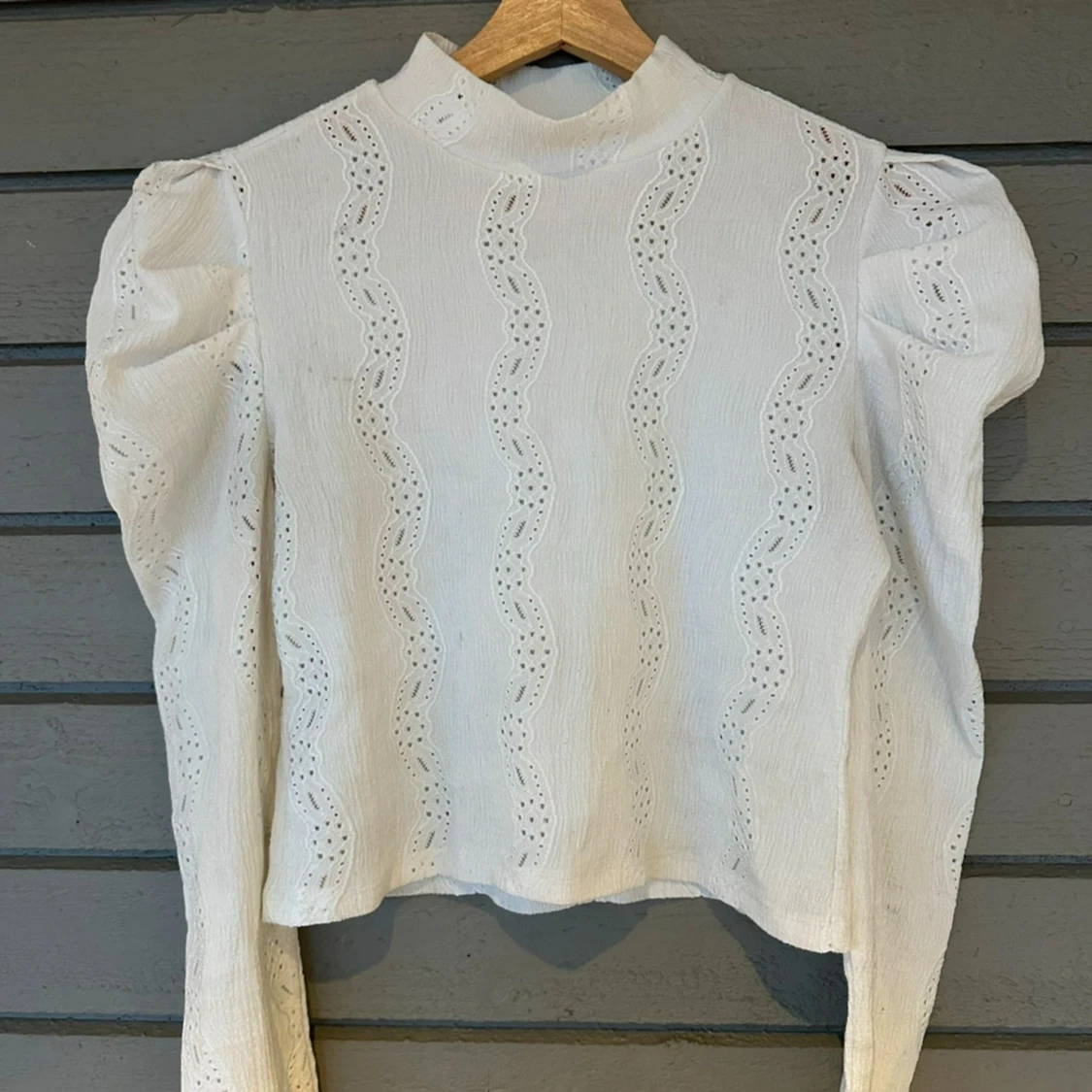 Vit blus med spetsdetaljer