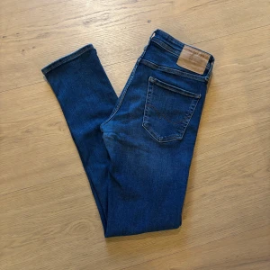 Blå jeans från Jack & Jones - Tja! Säljer nu ett par sköna J&J jeans med bra passform snygg fade. Perfekta för dig som kanske vill testa göra dina första custom jeans! Storlek 30/32. Hör av dig vid frågor eller liknande✌️
