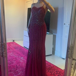 Paljettklänning / balklänning  - Aftonklänning med paljetter och tulpankjol i S, både paljetter och pärlor 