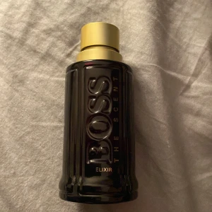 elixir boss the scent ny oanvänd parfym  - kommer utan den originella lådan men packar ner den säkert! oanvänd och ny! skriv för mer information om du vill 