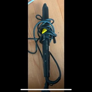 Svart locktång från Björn Axén Tools - Säljer en svart locktång från Björn Axén Tools. Perfekt för att skapa släta och glansiga frisyrer. Den har en lång sladd för enkel användning och en smidig design som gör den lätt att hantera. Passar både för vardag och speciella tillfällen. Nypris 499kr