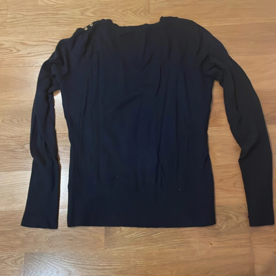 Mörk blå tröja med knappar från H&M - 2