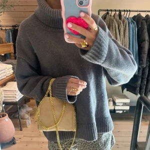 Polotröja - Eftertraktad polotröja ifrån hm. I fint skick förutom ett litet hål vid kragen. Hålet syns dock inte eftersom det blir under kragen. Två första bilderna är lånade😊