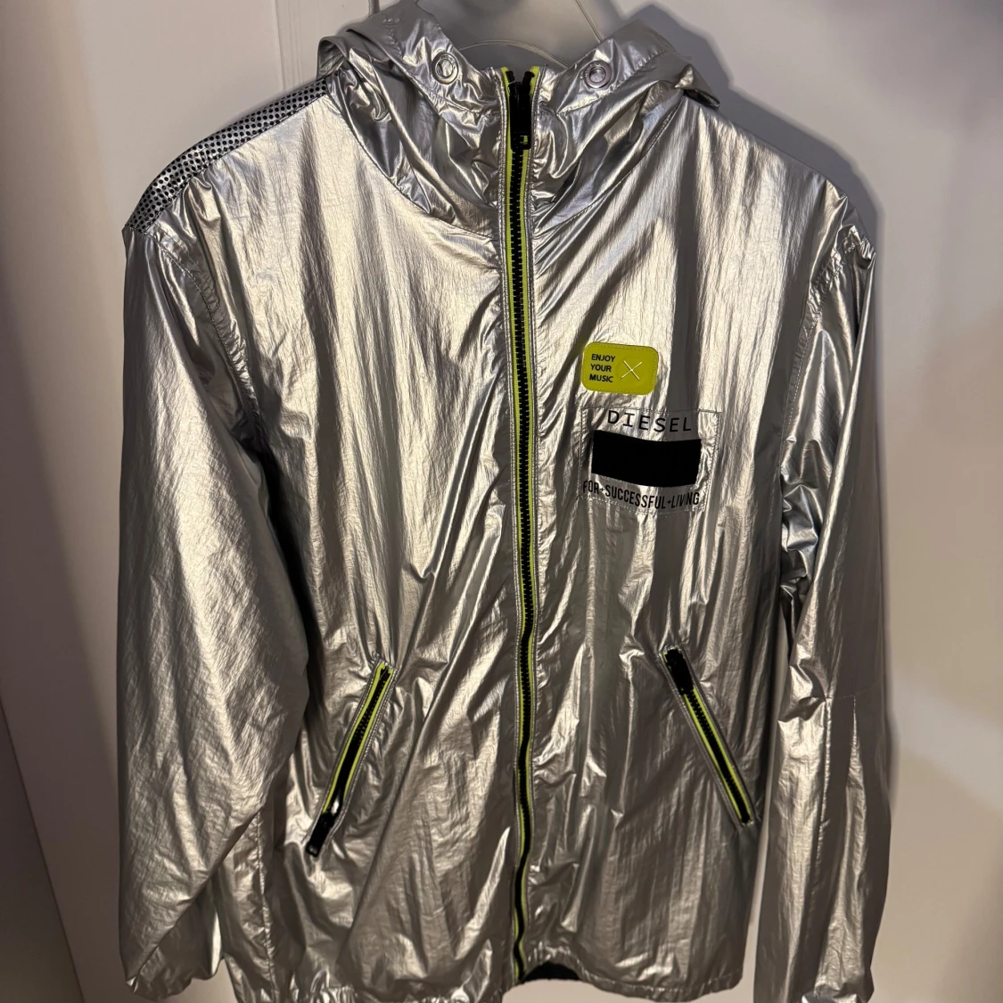 Silverfärgad vindjacka från Diesel