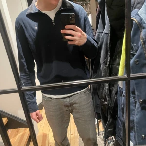 Ralph Lauren half zip - Säljer min äkta (fungerande qr kod) Ralph lauren half zip. Köpte den för 1400 och den är använd 1-2 gånger vilket betyder är skicket är helt nytt. Vid fler frågor är det bara att skriva.