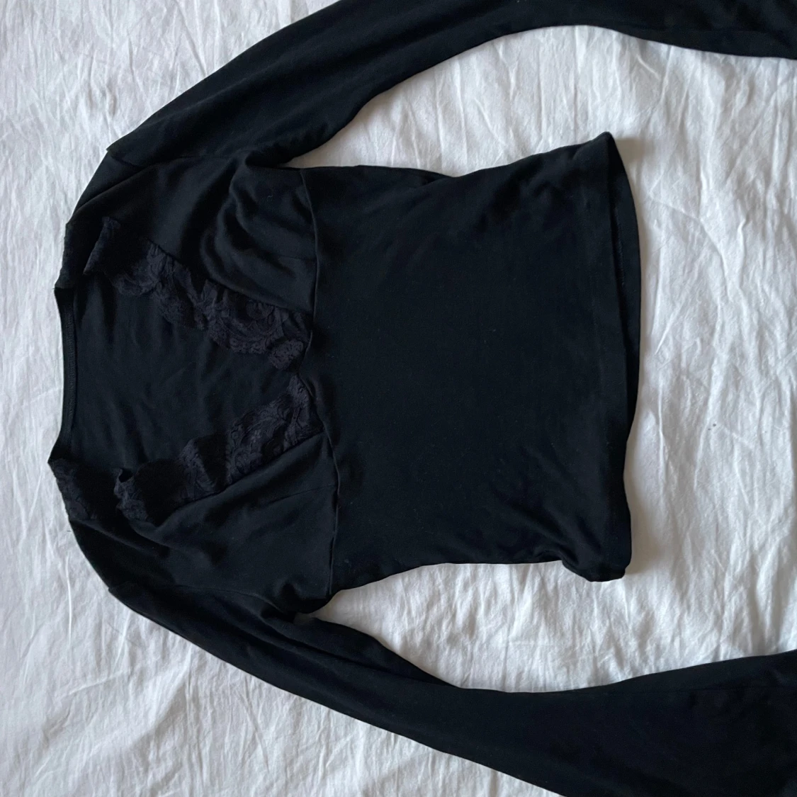 Svart långärmad topp med spetsdetaljer - 92