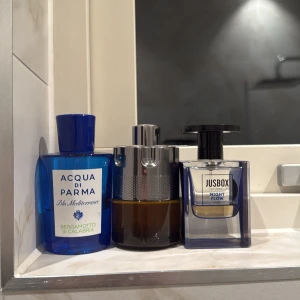 Parfymer från Acqua di Parma, Azzaro och Jusbox - Tre exklusiva parfymer: Acqua di Parma Blu Mediterraneo Bergamotto di Calabria i en elegant blå flaska, Azzaro Wanted med en unik design och gul detalj, samt Jusbox Night Flow i en stilren fyrkantig flaska. Perfekt för den som vill ha en varierad doftgarderob. PRISET ÄR EJ HUGGET I STEN