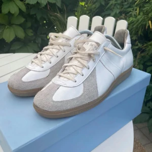 Adidas army trainers - Säljer dessa adidas army trainers som inte går att köpa längre (påminner om margiella gats). De är i fint skick och har inga tydliga defekter. Inte mina bilder men bara skriv för fler. 