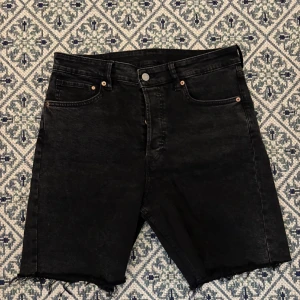 Svarta jeansshorts - Bermuda shorts 