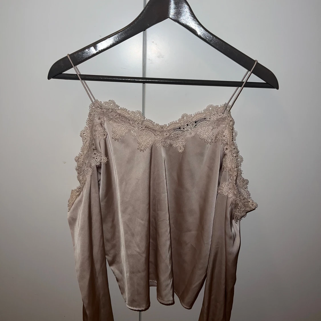 Beige satinlinne med spetsdetaljer - 91