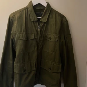  Overshirt från J.Crew - Säljer en stilren overshirt från det amerikanska märket J.Crew. Jackan är nyskick och endast provad. 