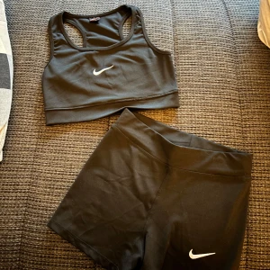 Nike set - Jätte fint nike set som använts ett fåtal gånger , 2-3 gånger max och har inga fel på sig och inga tecken på användning 💞storlek M men passar även S!
